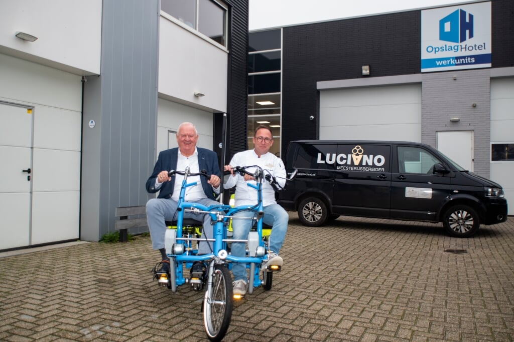 André van Herk en Luc Blok zorgen ervoor dat deze fiets een jaar lang veilig gestald kan worden! Foto: René de Wit.