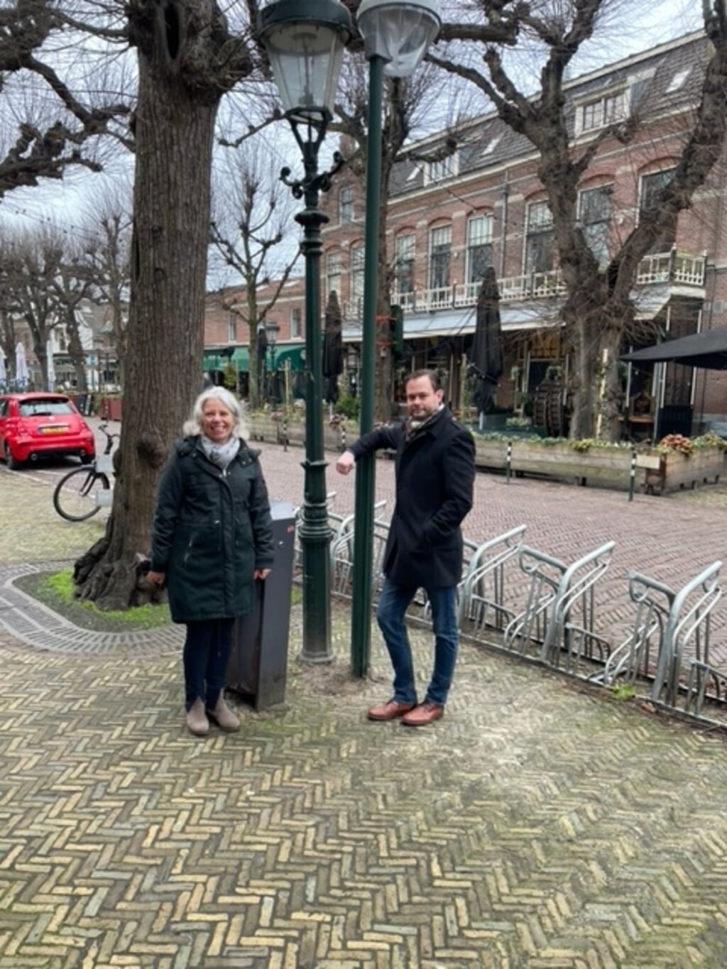 Op de foto: links Katrien van Meenen nummer 2 en rechts Jaap Haubrich nummer 6 op de lijst van de VVD Voorschoten