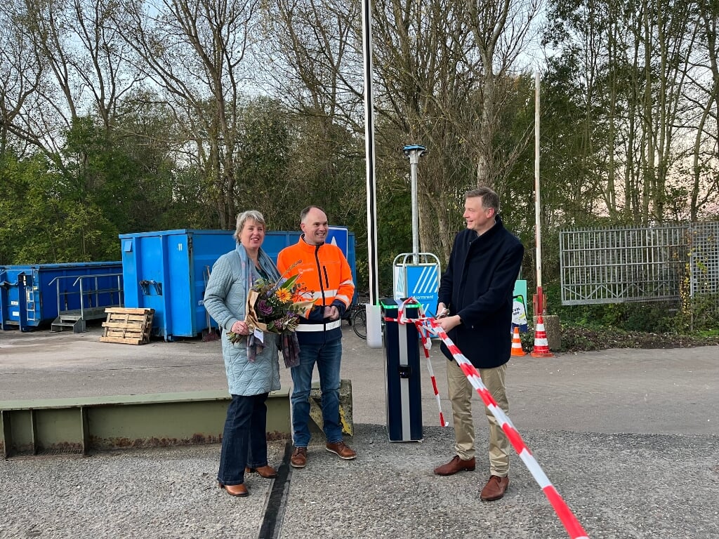 Op de foto: van links naar rechts Nicolet Dukker (directeur Avalex), Willem Stronkhorst (directielid uitvoering) en Aart van Sloten (wethouder).