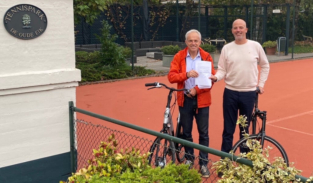 Op de foto: klimaatburgemeester Sven Kramer (links) en Johan Kraall van Tennispark de Oude Eik i.v.m. de actie 'Fiets naar je sport'.