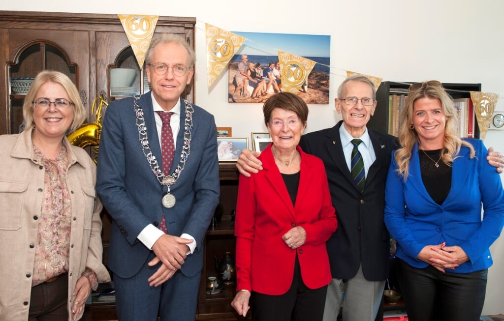 Op de foto: burgemeester Leendert de Lange met echtpaar Steenbeek-Westra met dochters Nathalie (links) en Angela (rechts)