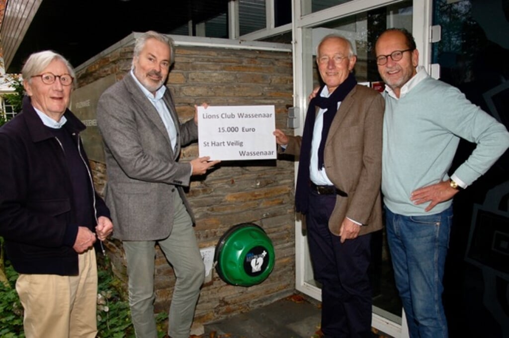 Op de foto: Ton Jonker, president Lions Club Wassenaar, overhandigt de check van € 15.000 aan Coop Paardekooper, voorzitter van de Stichting Hart Veilig Wassenaar, geflankeerd door Aad Spaan en Folkert Sytsema.