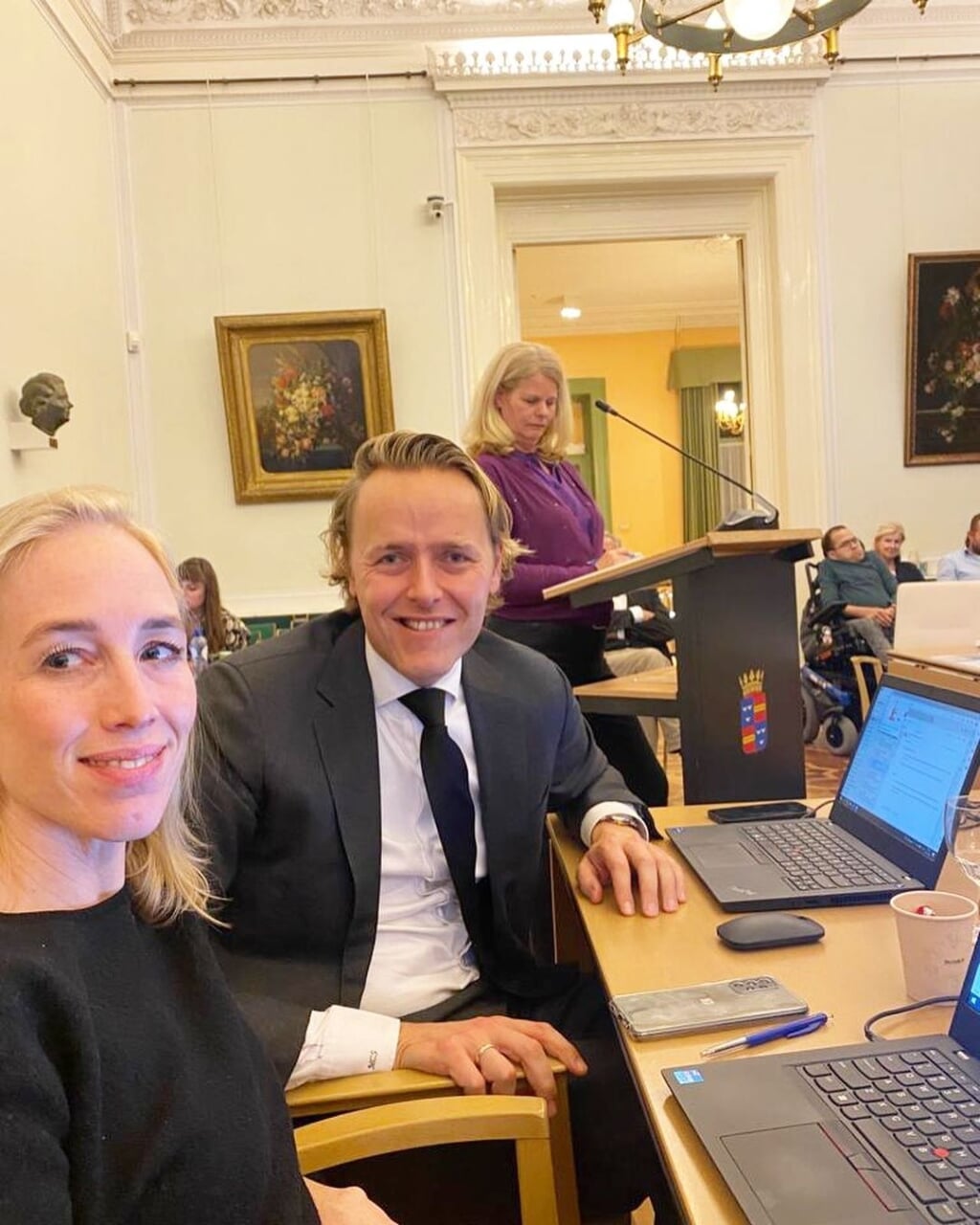Caroline Klaver (rechts) tijdens de behandeling van de begroting. Foto: Wassenaarse VVD (instagram)