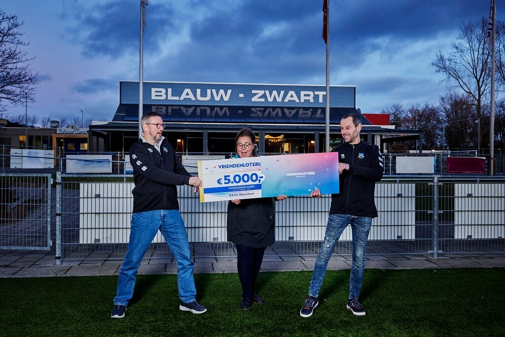 Voetbalvereniging Blauw-Zwart verrast door VriendenLoterij met cheque van € 5000,-.