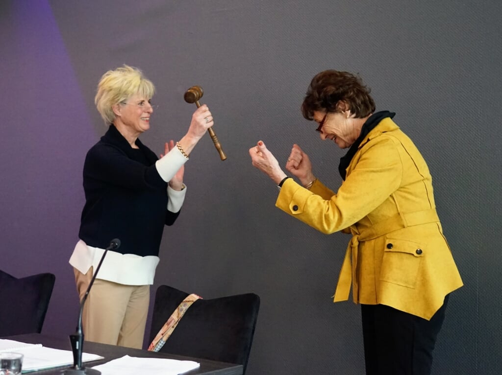 Elly Binnendijk draagt enthousiast de voorzittershamer over aan Marjan Hazenberg. Foto: Anneke Kappetijn
