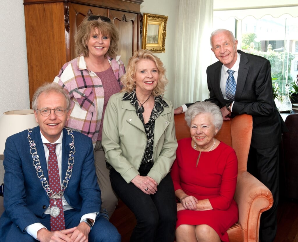 Burgemeester Leendert de Lange, de heer en mevrouw Knijnenburg en beide dochters, Foto: Jan van der Plas