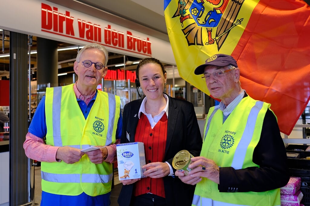 Supermarktmanager Leonoor Slobbe midden tussen twee leden van de Rotary Club Voorschoten-Leidschendam, Foto: Paul van Wezenberg