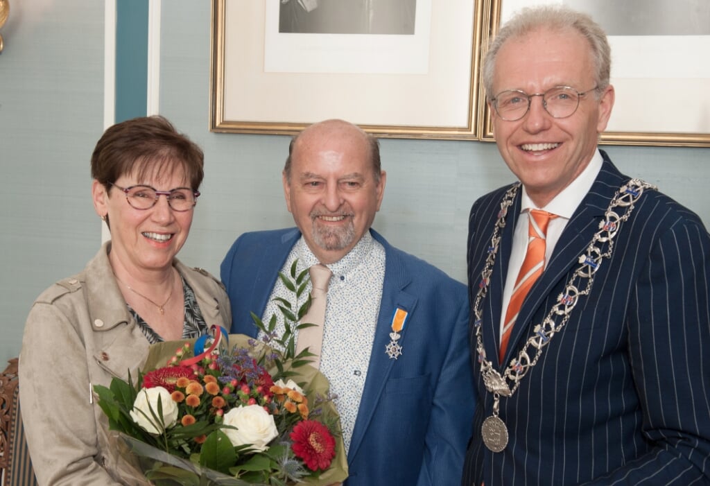 De heer en mevrouw Noordover met de burgemeester, Foto: Jan van der Plas