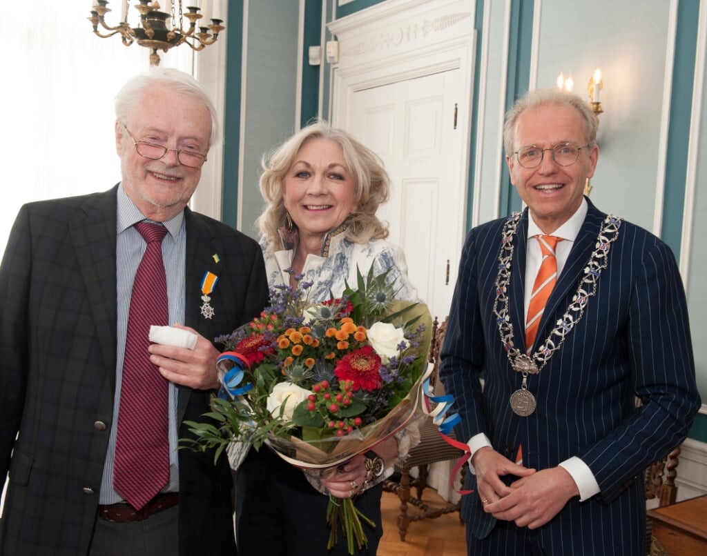 De burgemeester met de heer en mevrouw Schimmelpenningh, foto: Jan van der Plas