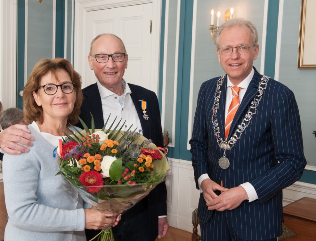 De heer en mevrouw Graafstal met de burgemeester, Foto: Jan van der Plas