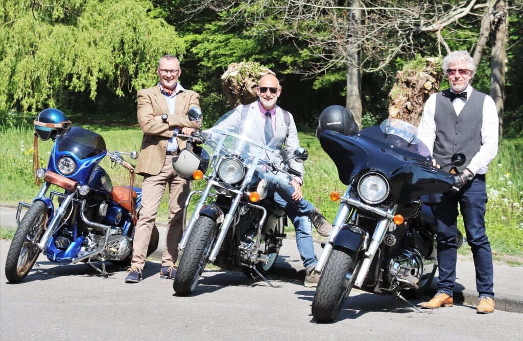 Drie Wassenaarse heren rijden mee met The Distinguished Gentlemans Ride foto: Anton Overklift