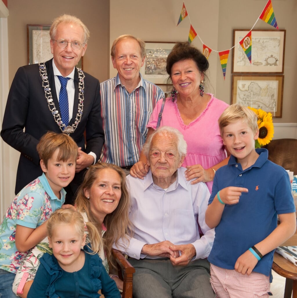 Op foto: burgemeester Leendert de Lange, de heer Brouwer met familie. Foto: Studio Van der Plas