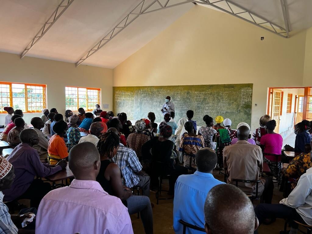 In Oeganda wordt er na schooltijd onderwijs gegeven aan ouders die daar prijs op stellen