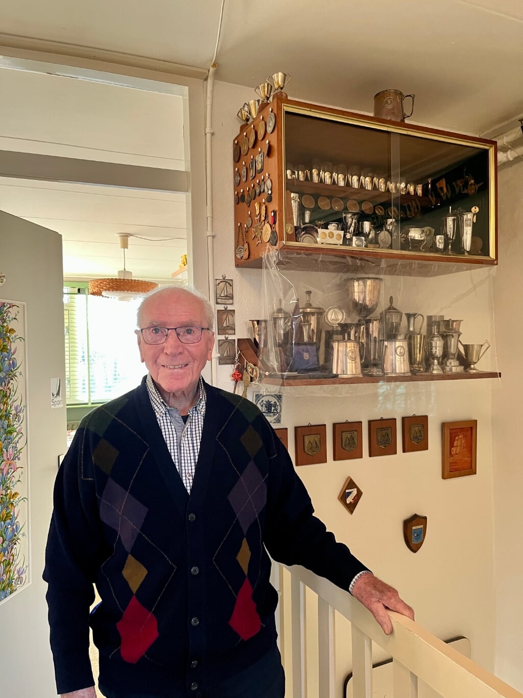 De 100-jarige Henk Poppe en een deel van zijn gewonnen prijzen.
