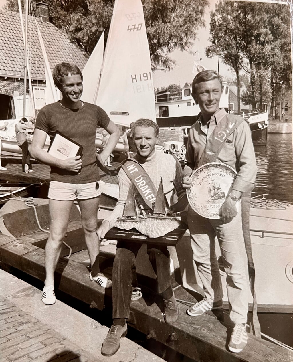 Nederlands kampioen in de Drakenklasse: Henk Poppe (midden), Paul Müller (links) en Joop Ter Wee (rechts).