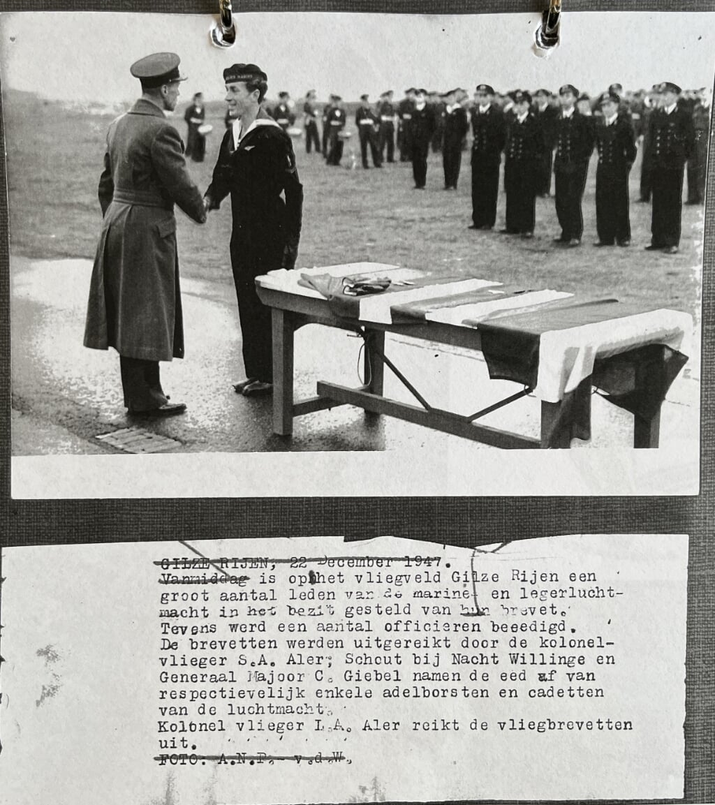 Henk krijgt zijn vliegbrevet uitgereikt door kolonel-vlieger S.A. Aler op vliegveld Gilze-Rijen.