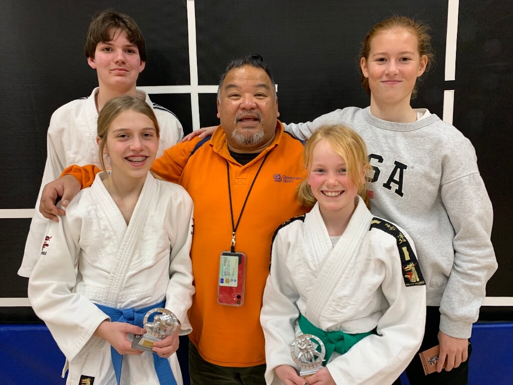 Judoka’s Beau, Olivier en Juultje met coaches Sensei Percy en Flore.