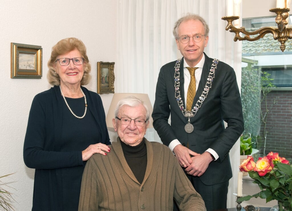 Burgemeester Leendert de Lange en het echtpaar Blom-van Keimpema. Foto: Studio van der Plas.