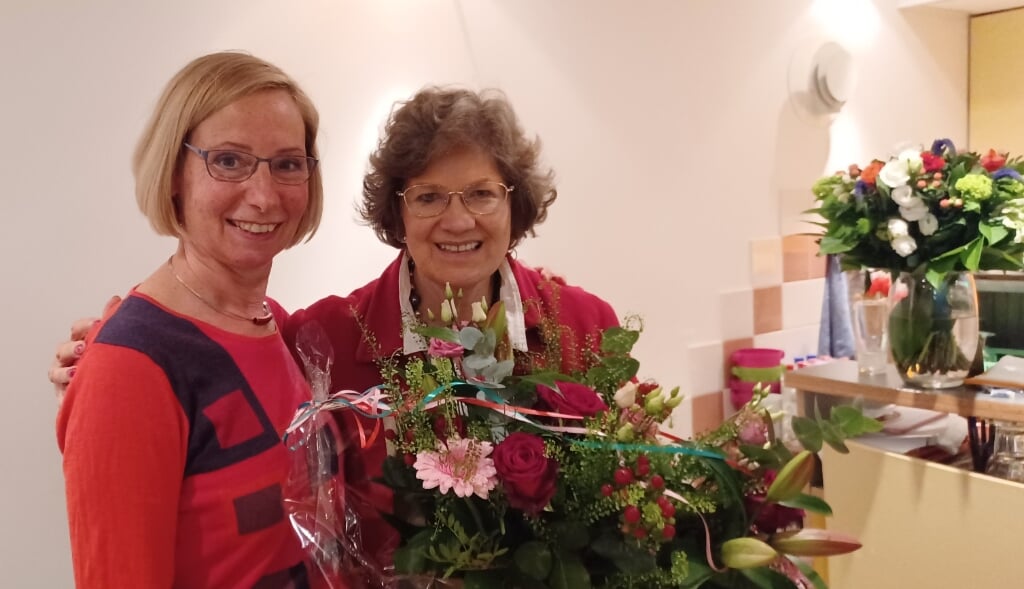 Voorzitter Jenneke Boerman van de PvdA had een bloemetje voor gastvrouw Marjolein Becker, die donderdag een Koninklijke onderscheiding kreeg.