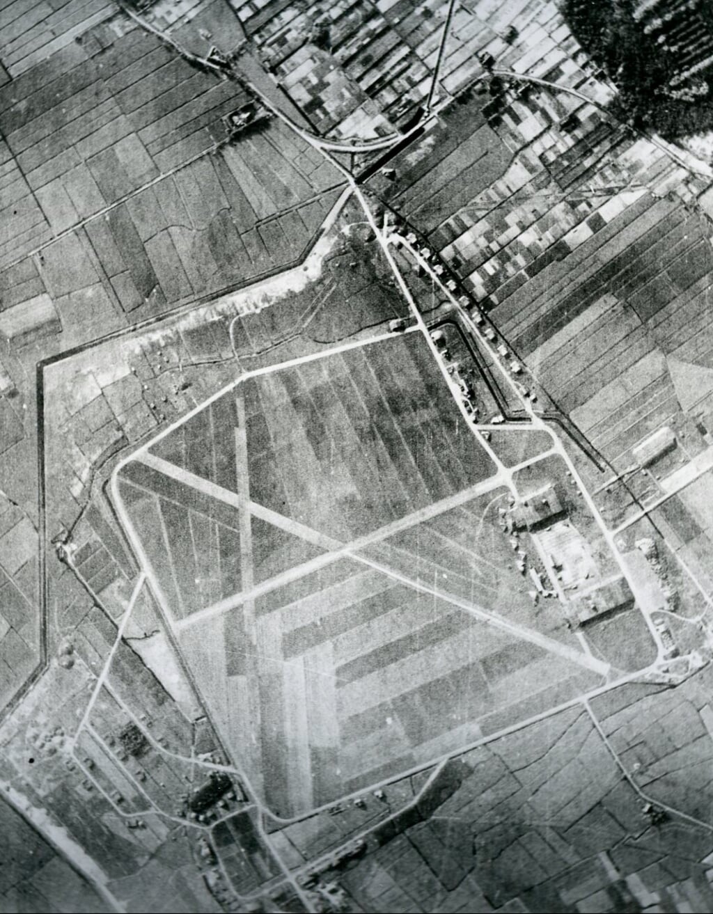 Luchtfoto van vliegveld Valkenburg in oktober 1943. Ter oriëntatie: rechtsonder is de Broekweg in Valkenburg te zien. Foto: Collectie NIMH.