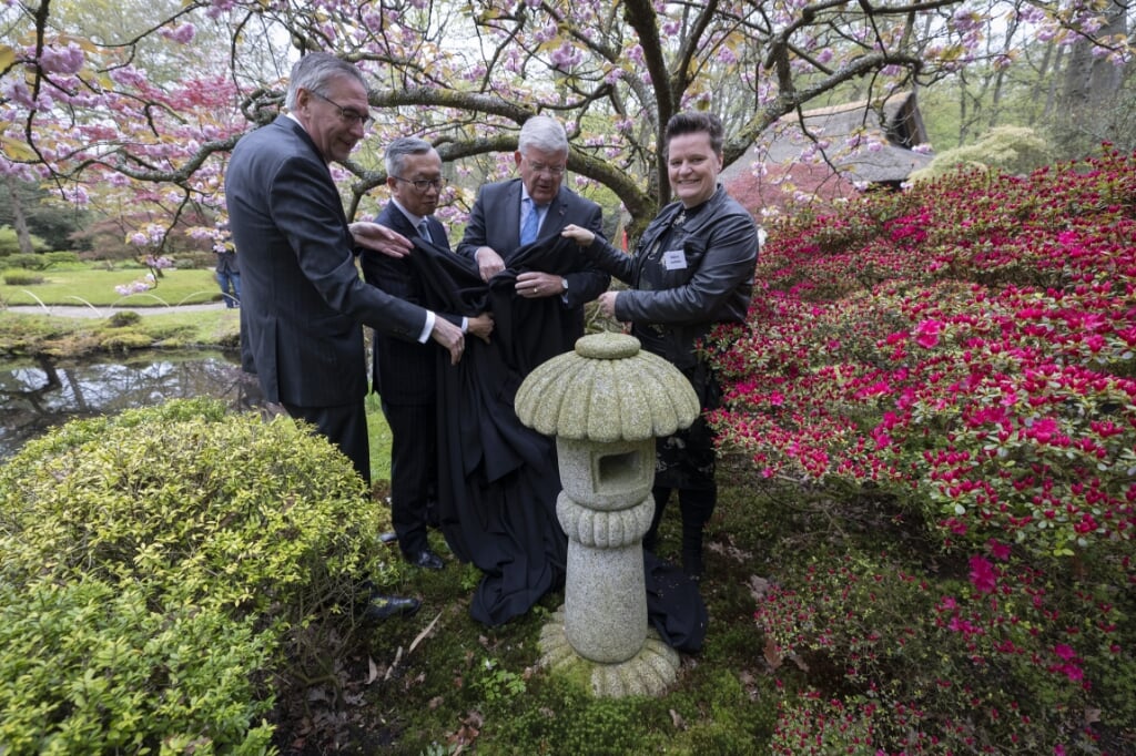 Van links naar rechts: wethouder Ronald Zoutendijk, de Japanse ambassadeur, burgemeester Den Haag en Debora Lootsma, stadsdeeldirecteur Haagse Hout. Foto: Henriette Guest.