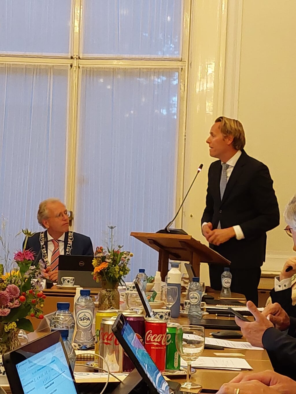 Raadslid Matthijs Stekelenburg van de Wassenaarse VVD tijdens raadsvergadering in de Paauw.