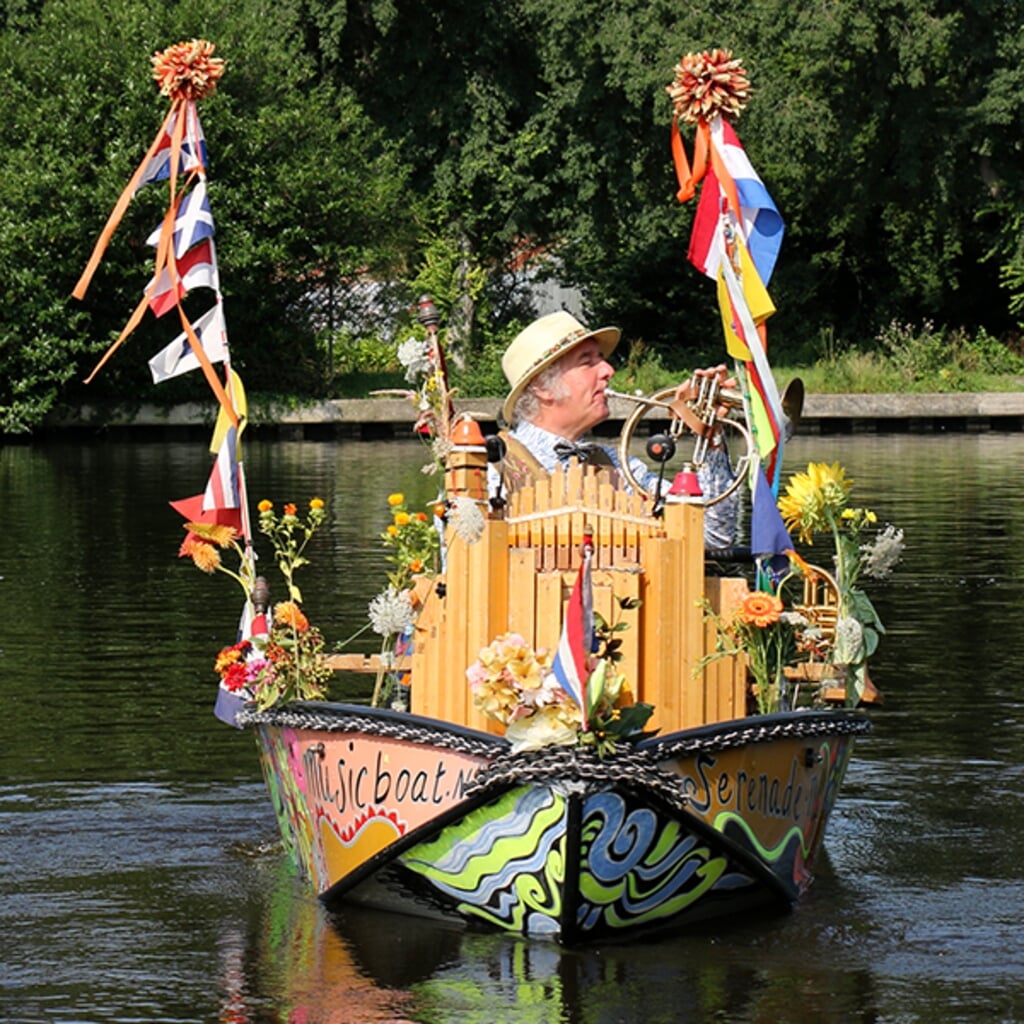 Reinier Sijpkens in zijn muziekboot.