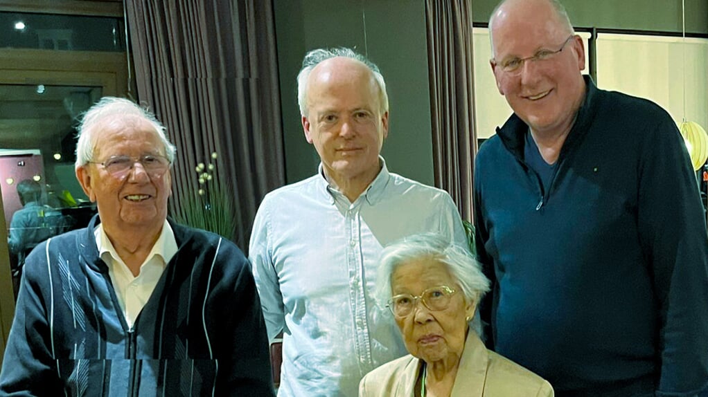 Foto: Scheidend voorzitter Rutger van Basten Batenburg (midden) en nieuwe voorzitter Gerard Smits (rechts), vergezeld door twee ereleden van Vincentius.