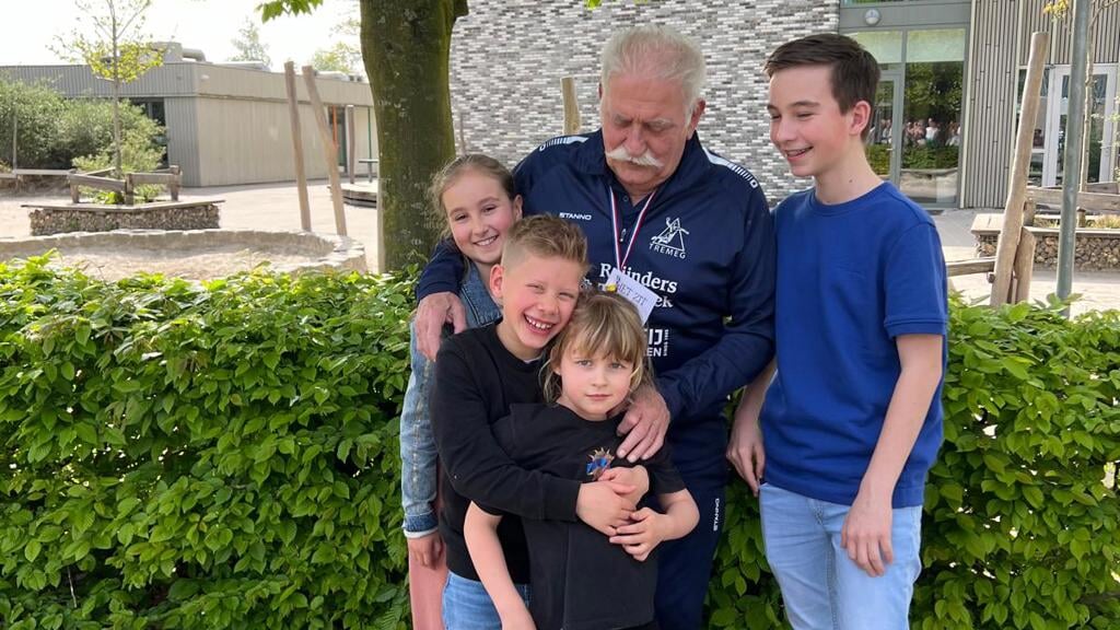 Henk Strik met zijn kleinkinderen.