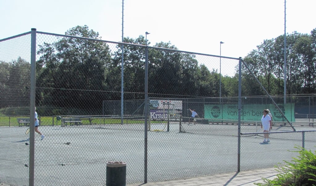 Mogelijk verkast LTV Maarn haar tennisbanen van de Planetenbaan naar de Buurtsteeg. 