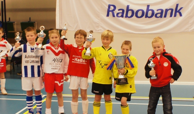 <p>Archieffoto van de prijsuitreiking van het ViDoZa zaalvoetbaltoernooi in Renswoude. Dit jaar gaat het festijn niet door vanwege de coronacrisis.</p>