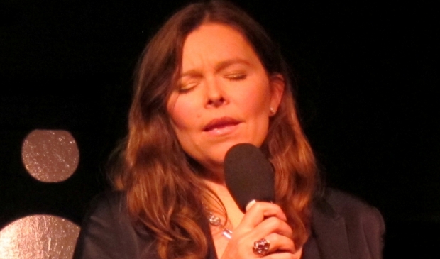 Meike van der Linde zingt zondagmiddag liedjes van Ramses Shaffy en wordt begeleid op piano en bas.
