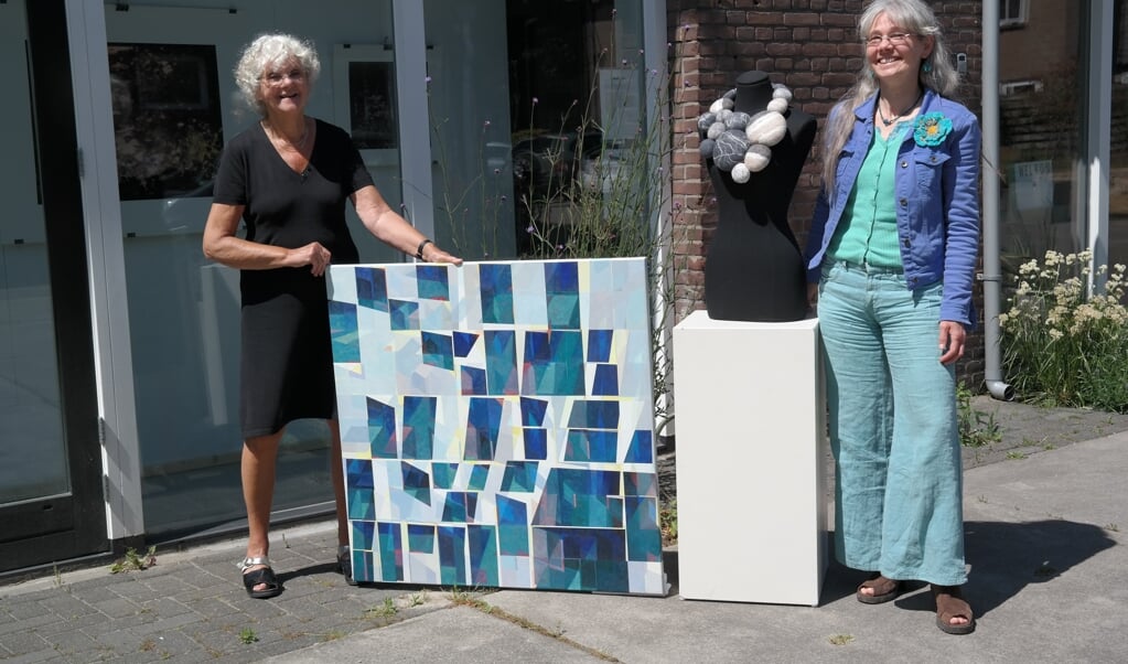 Dignsa Weiss (l) en Charlotte Molenaar exposeren van achter glas in Driebergen.