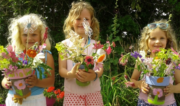 Eerst wordt een vaas beschilderd en dan gevuld met zelf geplukte bloemen.