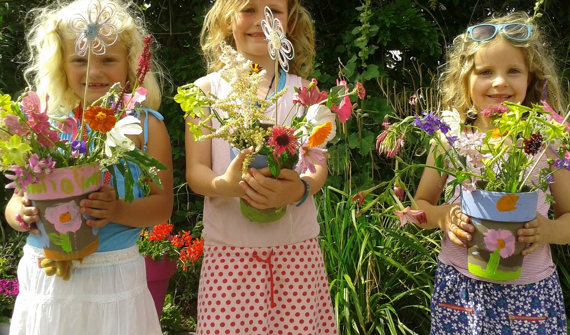 Eerst wordt een vaas beschilderd en dan gevuld met zelf geplukte bloemen.