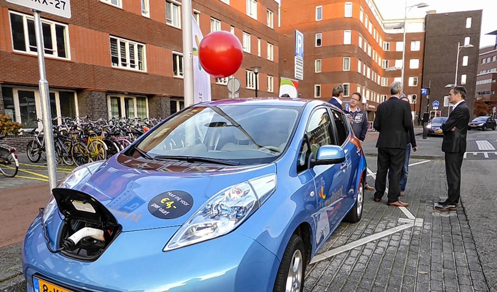 'De stad van de toekomst': overal deelvervoer en het gebruik ervan moet zijn te regelen in één app. Opde foto een Mywheels deelauto.