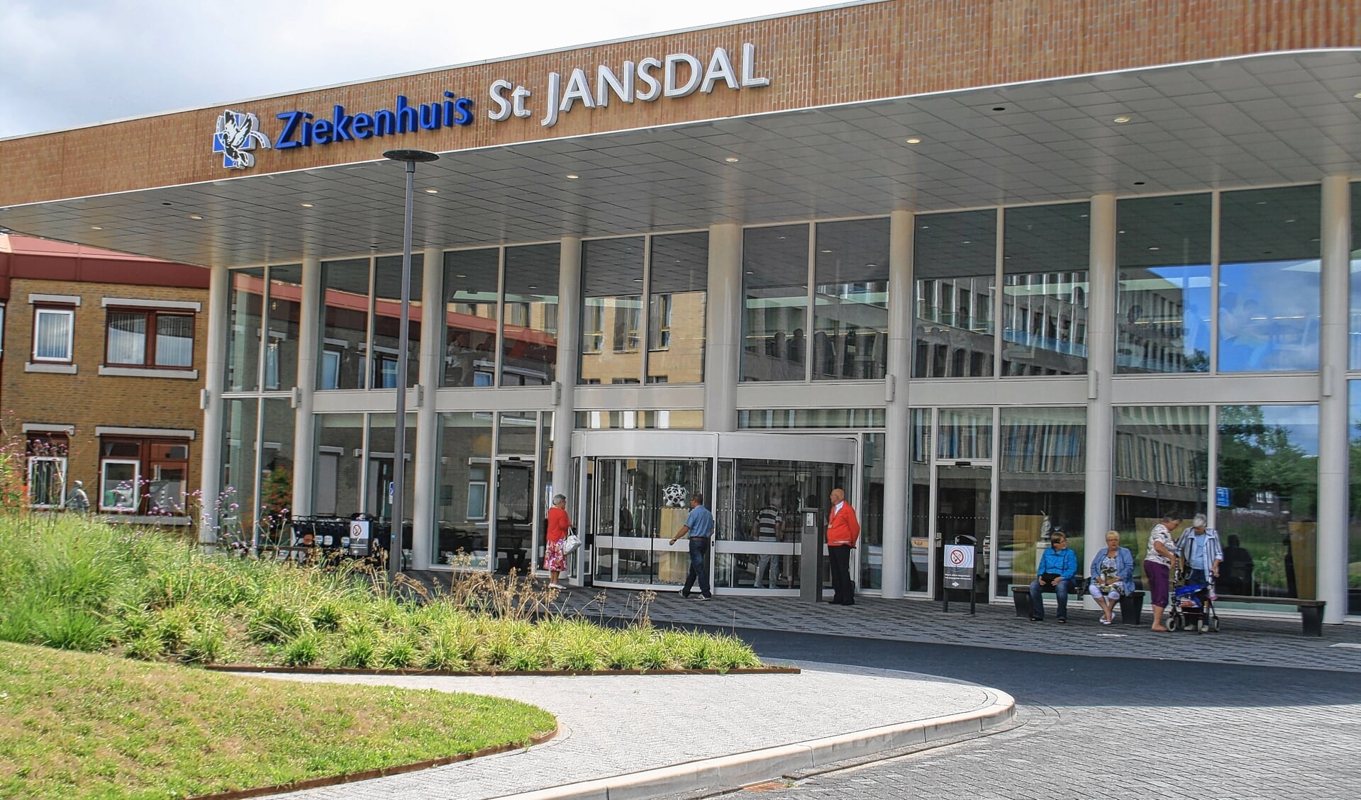 De entree van ziekenhuis Sint Jansdal in Harderwijk.