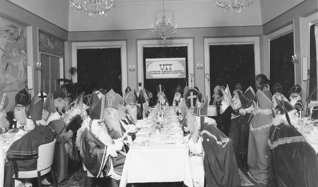 6 december 1968: diner van Sinterklaas en zijn hulpsinterklazen.