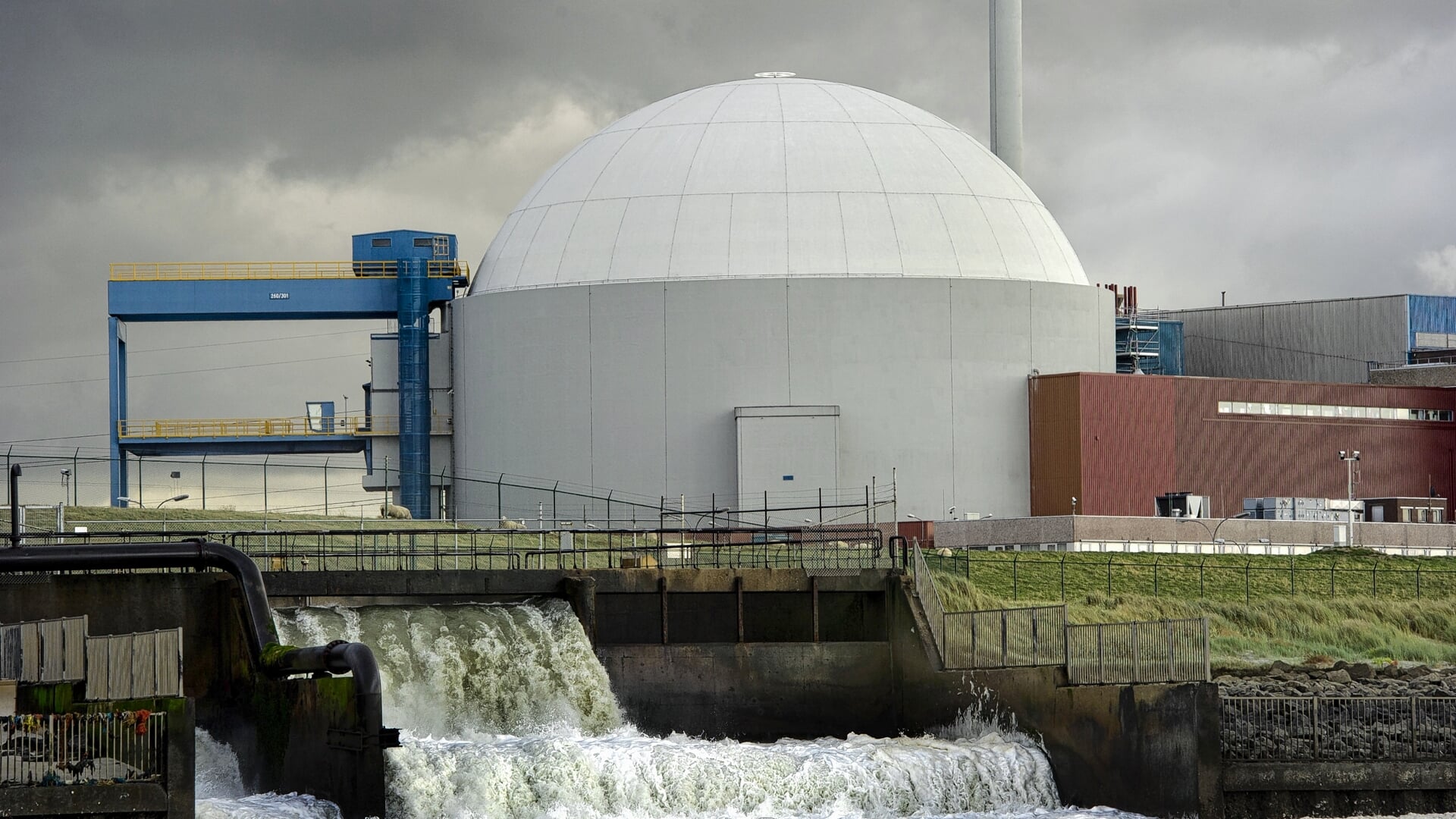Koelwater uit de kerncentrale van Borssele wordt in de Westerschelde gepompt (archief 11-10-2011)
