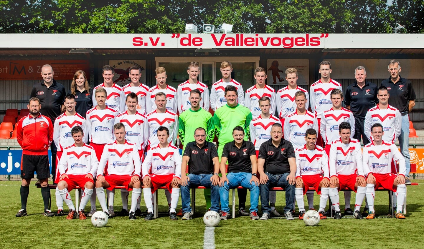 Teamfoto van Valleivogels uit het seizoen 2015/2016 met de achterste rij uiterst links Bert van den Broek en Robert van den Broek op de middelste rij, vijfde van links.
