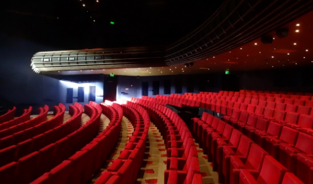 De gesprekken vinden plaats in de Grote Zaal van de Schouwburg.