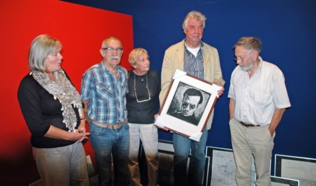 Enkele leden van de expositiecommissie, Ditta van Vliet, Jiles van Nielen, Kiki Staverman, Jacques van der Weiden en Jean Gardeniers, zijn druk met de inrichting van de tentoonstelling rond Johan Haak Foto: Jan Boer