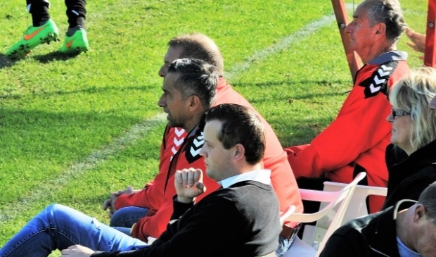 ONA' 53 trainer Andre Hagen (midden) geflankeerd door Frans van Ernst (rechtsboven). Foto: gertbudding.nl