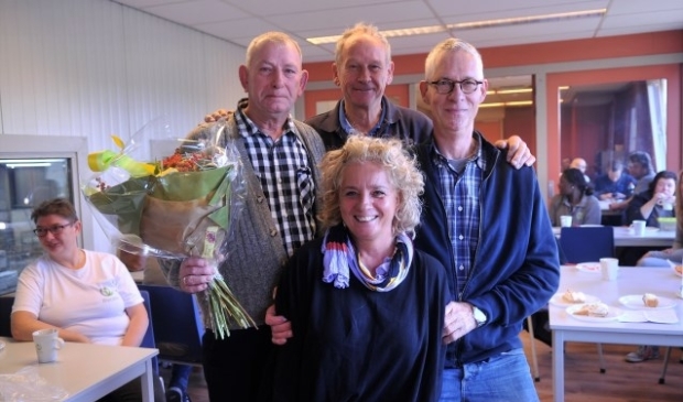 Wim Hendriks werd maandag in het zonnetje gezet. V.l.nr: Wim Hendriks, Margot Siebe, Geep en Joop Peelen. Foto: gertbudding.nl