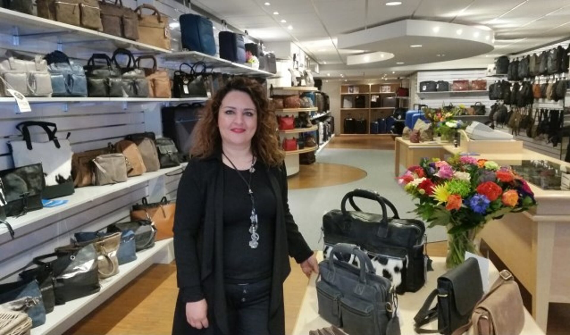 Roya Naseri in haar gloednieuwe lederwinkel Sacs & Bags. Ze is graag onder de mensen en wil gastvrijheid uitstralen. Foto: Rick Praamstra