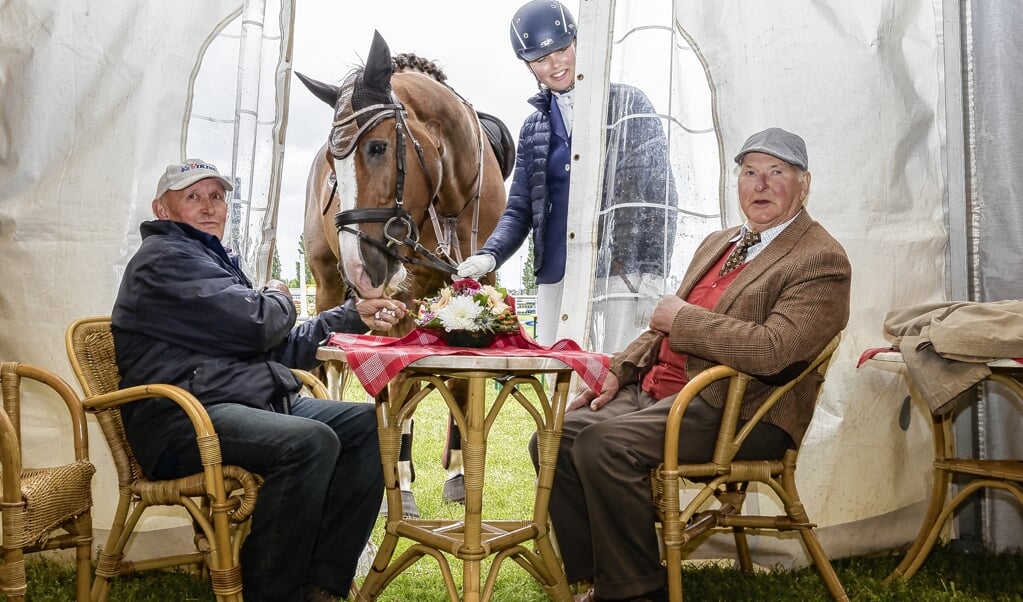 Archieffoto: Van den Tweel (links) was een groot paardenliefhebber. 