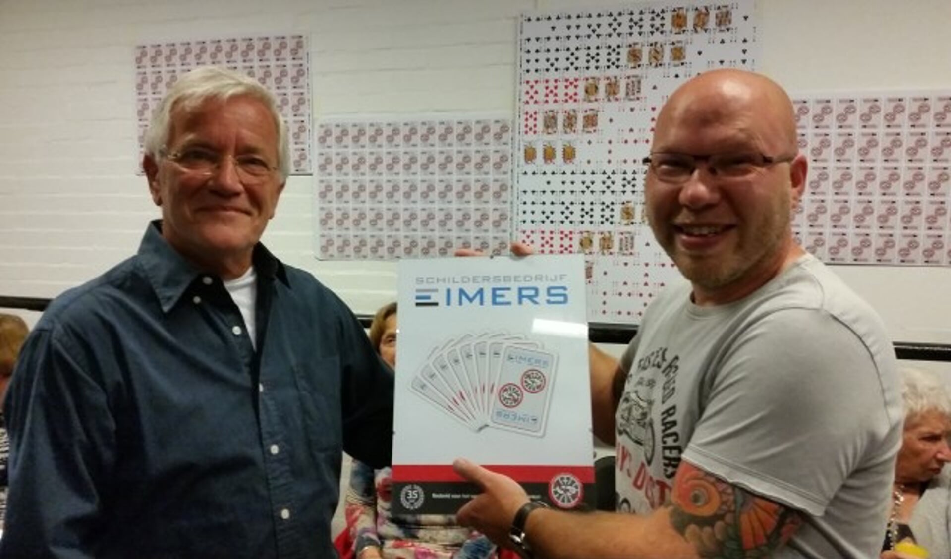 Harry Willemsen (links) en sponsor Marius Eimers van Schildersbedrijf Eimers zijn blij met de nieuwe speelkaarten.