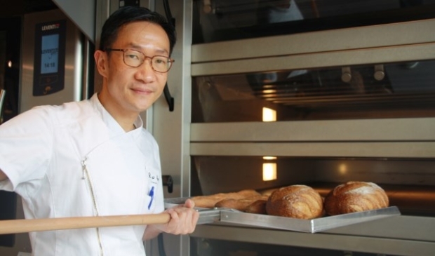 Robin Chin haalt weer een heerlijke voorraad Frans brood uit de oven van zijn bakkerij. Foto: Kees Stap