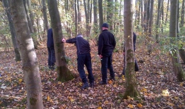 Sporen zoeken in het bos rondom Wageningen als onderdeel van de opleiding tot instructeur tracking bij de politie.