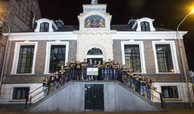 Team Stanmen werd op het bordes van het stadhuis gehuldigd door wethouder Han ter Maat, die ook nog een sponsorcheque van 500 euro had meegenomen.